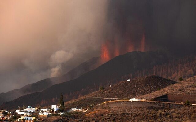 The Cumbre Vieja volcano spews lava, ash and smoke as seen from Los Llanos de Aridane on the Canary island of La Palma in September 25, 2021 (DESIREE MARTIN / AFP) The Cumbre Vieja volcano spews lava, ash and smoke as seen from Los Llanos de Aridane on the Canary island of La Palma in September 25, 2021 (DESIREE MARTIN / AFP)