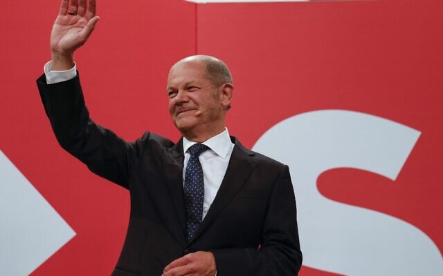 German Finance Minister, Vice-Chancellor and the Social Democrats (SPD) candidate for Chancellor Olaf Scholz waves at the Social Democrats (SPD) headquarters after the estimates were broadcast on TV, in Berlin on September 26, 2021, after the German general elections. (Odd ANDERSEN / AFP) German Finance Minister, Vice-Chancellor and the Social Democrats (SPD) candidate for Chancellor Olaf Scholz waves at the Social Democrats (SPD) headquarters after the estimates were broadcast on TV, in Berlin on September 26, 2021, after the German general elections. (Odd ANDERSEN / AFP)