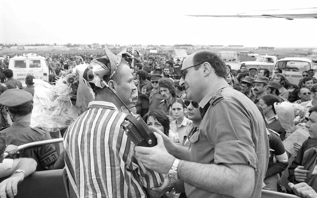 Israeli captives land in Israel after a prisoners of war exchange following the Yom Kippur War on November 15, 1973. (Avi Simchon/Bamahane/Defense Archive)