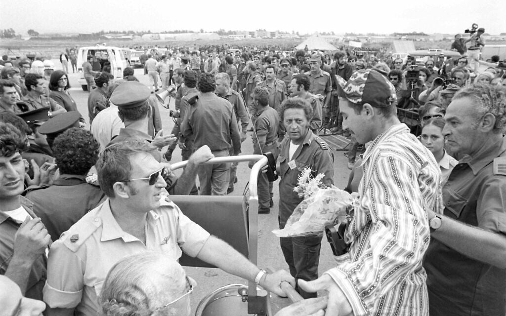 Israeli captives land in Israel after a prisoners of war exchange following the Yom Kippur War on November 15, 1973. (Avi Simchon/Bamahane/Defense Archive)