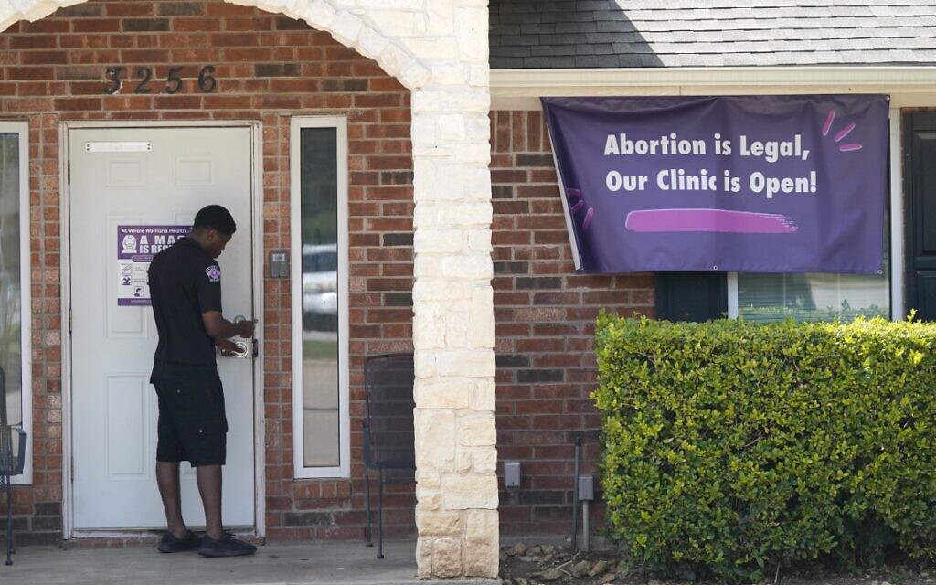 A security guard opens the door of the Whole Woman's Health clinic in Fort Worth, Texas, on Wednesday, September 1, 2021, which has a sign informing the public that it is open. (AP Photo / LM Otero) A security guard opens the door of the Whole Woman's Health clinic in Fort Worth, Texas, on Wednesday, September 1, 2021, which has a sign informing the public that it is open. (AP Photo / LM Otero)