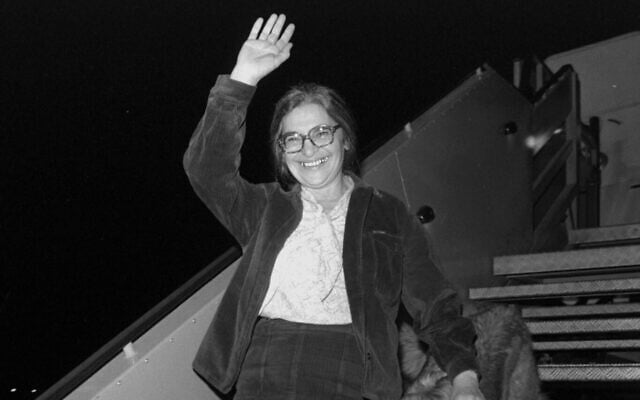 Prisoner of Zion Ida Nudel and her dog arriving aboard a private Boeing jet, owned by billionaire Armand Hammer, at Ben Gurion Airport, October 15, 1987. (Nati Harnik/GPO) Prisoner of Zion Ida Nudel and her dog arriving aboard a private Boeing jet, owned by billionaire Armand Hammer, at Ben Gurion Airport, October 15, 1987. (Nati Harnik/GPO)