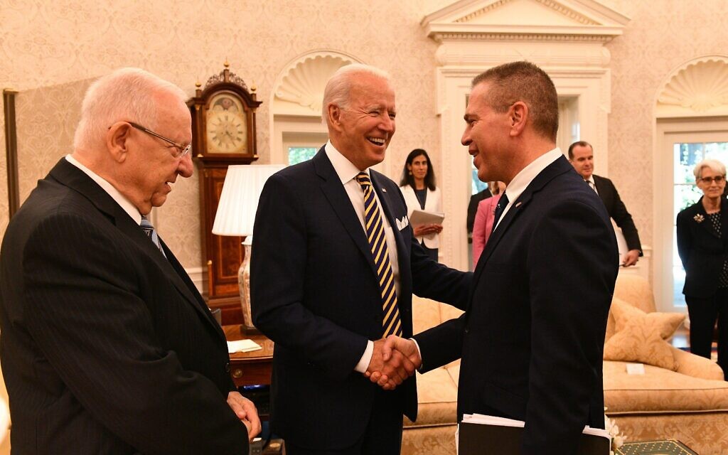 Israel's Ambassador to the US Gilad Erdan (R) shakes the hand of US President Joe Biden (C) as President Reuven Rivlin looks on in the Oval Office on June 29, 2021. (Haim Zach/GPO) Israel's Ambassador to the US Gilad Erdan (R) shakes the hand of US President Joe Biden (C) as President Reuven Rivlin looks on in the Oval Office on June 29, 2021. (Haim Zach/GPO)