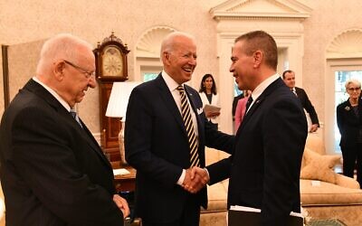 Israel's Ambassador to the US Gilad Erdan (R) shakes the hand of US President Joe Biden (C) as President Reuven Rivlin looks on in the Oval Office on June 29, 2021. (Haim Zach/GPO)