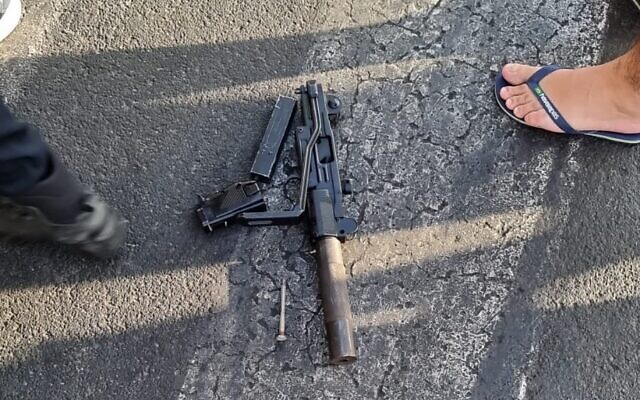 An Uzi submachine gun is seen on the floor near the Tel Aviv promanade, after a suspect from Jaffa allegedly threatened passersby. (courtesy) An Uzi submachine gun is seen on the floor near the Tel Aviv promanade, after a suspect from Jaffa allegedly threatened passersby. (courtesy)