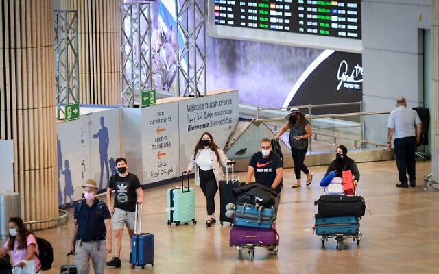 Illustrative image: travellers wear protective face masks at Ben Gurion International Airport. (Avshalom Sassoni/FLASH90) Illustrative image: travellers wear protective face masks at Ben Gurion International Airport. (Avshalom Sassoni/FLASH90)