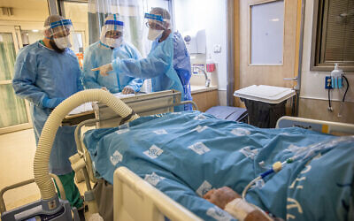 Illustrative: Hadassah Ein Kerem medical staff work in the coronavirus ward of the hospital in Jerusalem, on August 25, 2021. (Yonatan Sindel/Flash90)