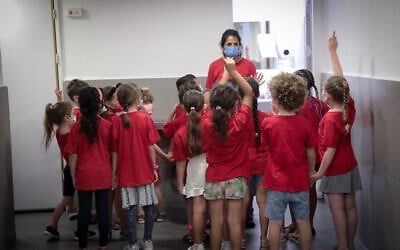 Israeli children going into 1st grade, on their first day of the new academic year, at the Pola school in Jerusalem, September 1, 2021. (Yossi Zamir/Flash90)