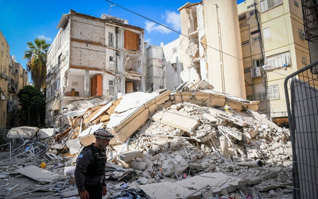 The scene of a collapsed apartment building in Holon on September 12, 2021. (Flash90) The scene of a collapsed apartment building in Holon on September 12, 2021. (Flash90)
