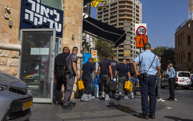 Police and rescue personnel at the scene of a terror attack at the Central Bus Station in Jerusalem, September 13, 2021. (Olivier Fitoussi/Flash90) Police and rescue personnel at the scene of a terror attack at the Central Bus Station in Jerusalem, September 13, 2021. (Olivier Fitoussi/Flash90)