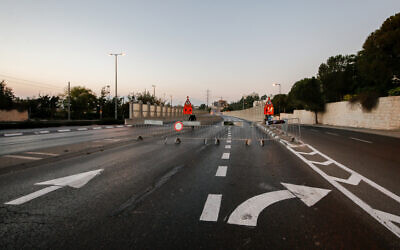 Police set up a temporary road block  in Jerusalem on Yom Kippur eve, the Day of Atonement, and the holiest of Jewish holidays, September 15, 2021. Israel came to a standstill for 25-hours during the high holiday of Yom Kippur (Jamal Awad/Flash90)
