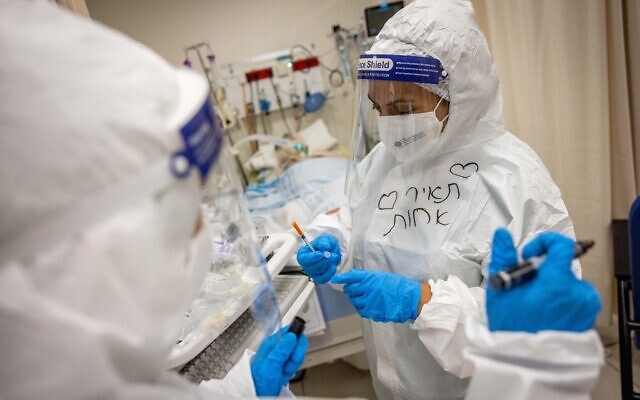 Shaare Zedek hospital staff wearing safety gear as they work in the coronavirus in Jerusalem on September 23, 2021. (Yonatan Sindel/Flash90) Shaare Zedek hospital staff wearing safety gear as they work in the coronavirus in Jerusalem on September 23, 2021. (Yonatan Sindel/Flash90)