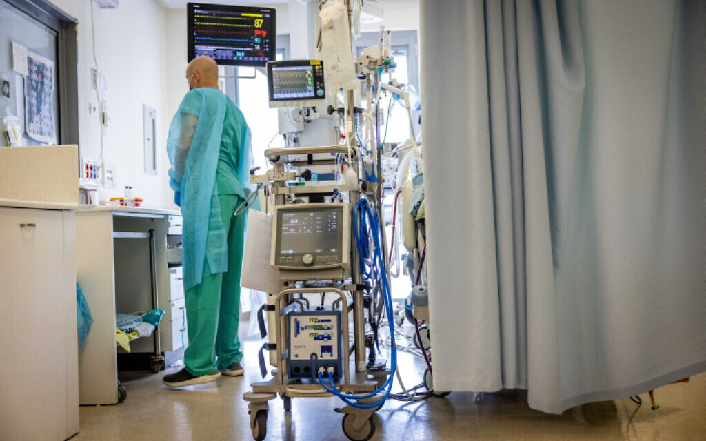 An ECMO machine in the coronavirus ward at Shaare Zedek hospital in Jerusalem on September 23, 2021. (Yonatan Sindel/Flash90) An ECMO machine in the coronavirus ward at Shaare Zedek hospital in Jerusalem on September 23, 2021. (Yonatan Sindel/Flash90)