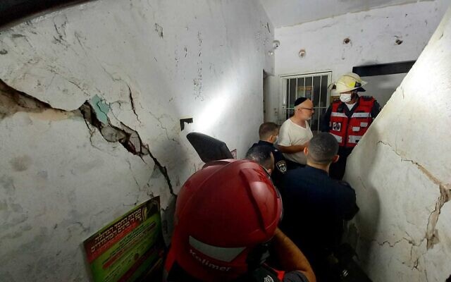 A Bnei Brak building is evacuated on September 16, 2021 after cracks appear on the walls (Fire and Rescue Service) A Bnei Brak building is evacuated on September 16, 2021 after cracks appear on the walls (Fire and Rescue Service)