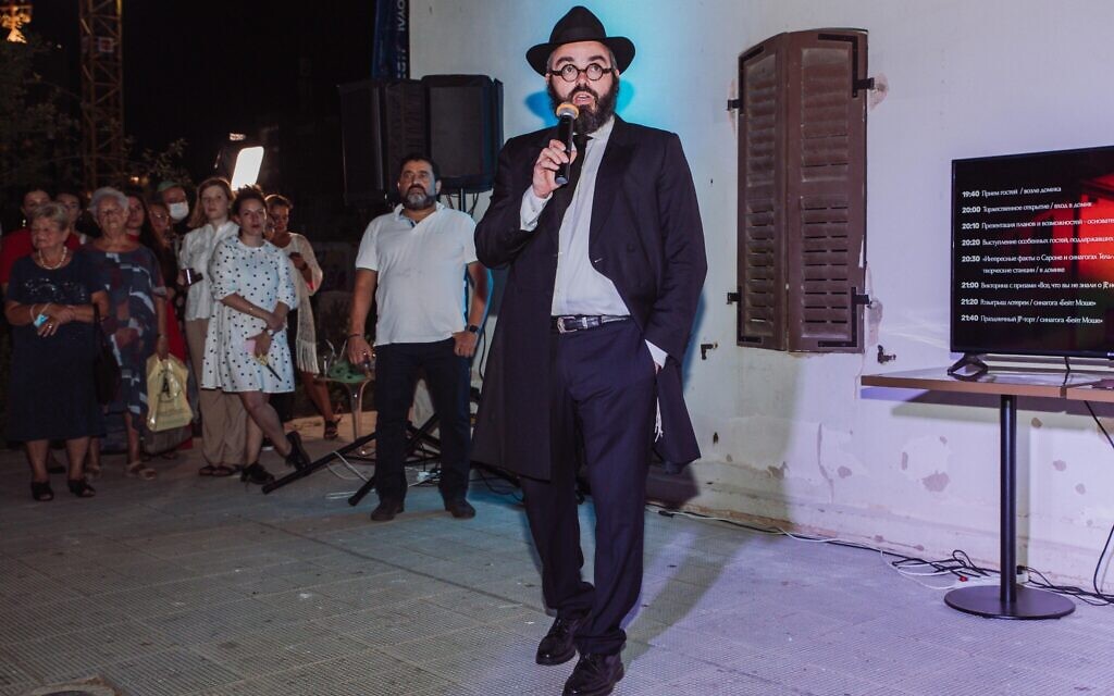Rabbi Yosef Khersonsky addresses guests at the grand opening of the Jewish Point congregation's new synagogue building in Tel Aviv. (Courtesy)