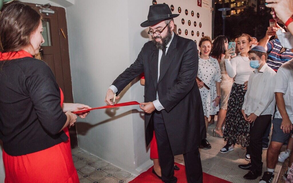 Rabbi Yosef Khersonsky cuts the ribbon at the grand opening of the Jewish Point congregation's new synagogue building in Tel Aviv. (Courtesy)