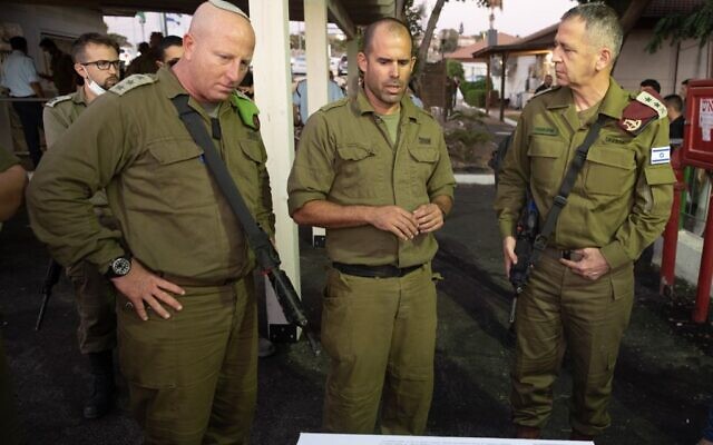 IDF Chief of Staff Aviv Kohavi (right) meets with IDF officers and other security forces involved in the search for six fugitives who broke out of prison in northern Israel, on September 11, 2021. (Israel Defense Forces)
