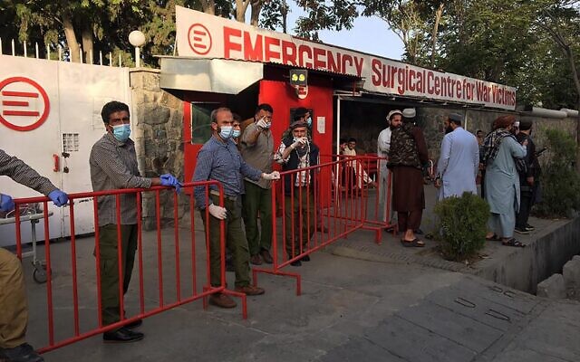 Afghan medical staff members stand at the entrance of a hospital as they wait to receive the victims of an explosion in Kabul on October 3, 2021. (Hoshang HASHIMI / AFP) Afghan medical staff members stand at the entrance of a hospital as they wait to receive the victims of an explosion in Kabul on October 3, 2021. (Hoshang HASHIMI / AFP)