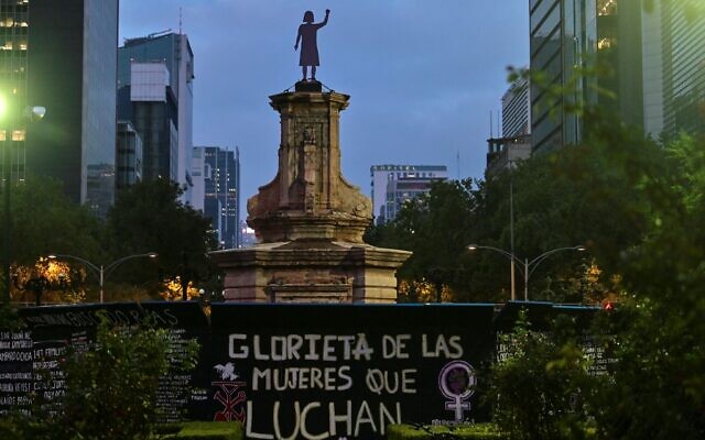 View of a statue in honor of "Women who fight" placed by feminist collectives at the roundabout of Paseo de la Reforma Avenue, from where the effigy of Christopher Columbus had been removed, in Mexico City, on October 7, 2021. (PEDRO PARDO / AFP) View of a statue in honor of "Women who fight" placed by feminist collectives at the roundabout of Paseo de la Reforma Avenue, from where the effigy of Christopher Columbus had been removed, in Mexico City, on October 7, 2021. (PEDRO PARDO / AFP)