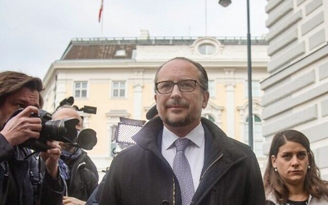 Austria's Foreign Minister Alexander Schallenberg (C) arrives to meet Austria's President at Ballhausplatz in Vienna, on October 10, 2021. (Photo by ALEX HALADA / AFP) Austria's Foreign Minister Alexander Schallenberg (C) arrives to meet Austria's President at Ballhausplatz in Vienna, on October 10, 2021. (Photo by ALEX HALADA / AFP)