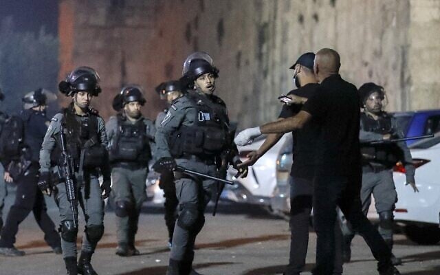 Israeli border guards confront Palestinian protesters during clashes near the Lion's Gate entrance to Old City of Jerusalem on October 10, 2021. (Photo by AHMAD GHARABLI / AFP) Israeli border guards confront Palestinian protesters during clashes near the Lion's Gate entrance to Old City of Jerusalem on October 10, 2021. (Photo by AHMAD GHARABLI / AFP)