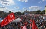 A general view shows people attending an anti-fascist rally called by Italian Labour unions CGIL, CISL and UIL at Piazza San Giovanni in Rome on October 16, 2021 (Alberto PIZZOLI / AFP)