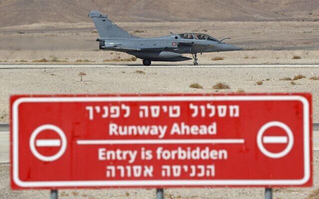 A French air force Rafale fighter lands during the Blue Flag multinational aerial exercise at the Ovda air force base, north of the Israeli city of Eilat, on October 24, 2021. (JACK GUEZ / AFP)