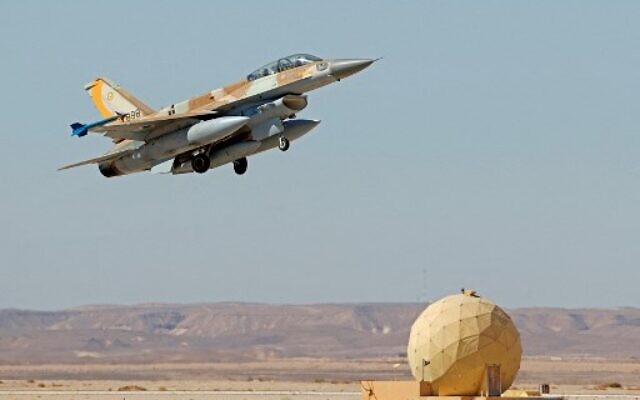 An Israeli Air Force F-16 fighter takes off during the Blue Flag multinational aerial exercise at the Ovda air force base, north of the Israeli city of Eilat, on October 24, 2021. (JACK GUEZ / AFP)