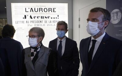 French President Emmanuel Macron (R), flanked by president of the Maison Zola-Musee Dreyfus association Louis Gautier (C) and journalist Emile Zola's great-granddaughter's Martine Le Blond-Zola (L), visits the Dreyfus Museum, on the property of the Emile Zola house in Medan, near Paris, on October 26, 2021. (Ludovic MARIN / POOL / AFP)