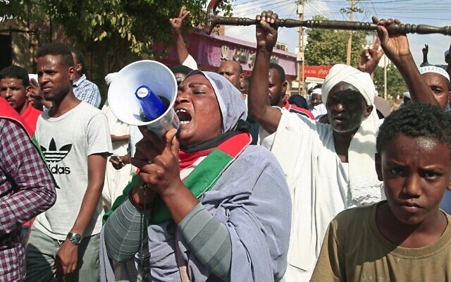 Supporters of the Umma Party, Sudan's largest political party, chant slogans during a protest against a military coup that overthrew the transition to civilian rule, on October 29, 2021 in the capital Khartoum's twin city of Omdurman (Ebrahim HAMID / AFP)