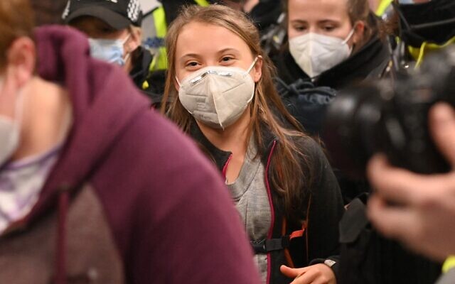 Wearing a face mask as protection against covid-19, Swedish climate activist Greta Thurnberg arrives at Central station in Glasgow, Scotland on October 30, 2021, ahead of the COP26 UN Climate Change Conference to be held in the city from October 31. (Ben STANSALL / AFP) Wearing a face mask as protection against covid-19, Swedish climate activist Greta Thurnberg arrives at Central station in Glasgow, Scotland on October 30, 2021, ahead of the COP26 UN Climate Change Conference to be held in the city from October 31. (Ben STANSALL / AFP)