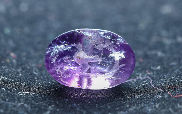 The 2000-year-old amethyst seal found in excavation near the Western Wall (Eliyahu Yanai, City of David)