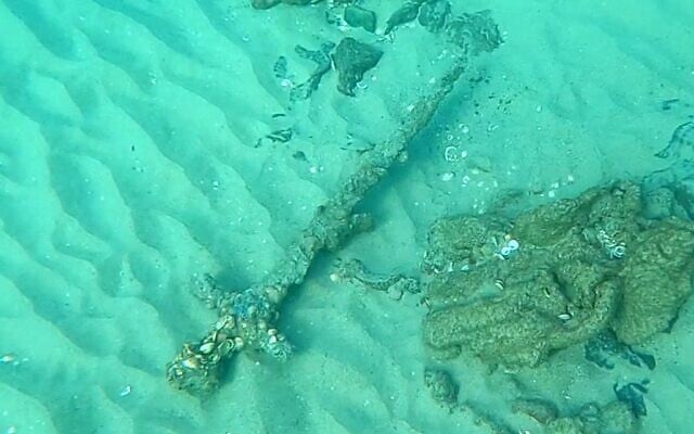 A Crusader sword found by diver Shlomi Katzin on the Mediterranean seabed (Shlomi Katzin)