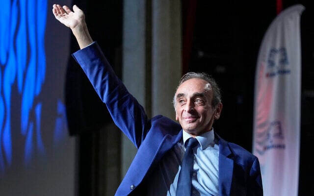 Hard-right political talk-show star Eric Zemmour acknowledges applauses as he arrived on stage during a meeting to promote his latest book "La France n'a pas dit son dernier mot" (France has not yet said its last word) in Versailles, west of Paris, Tuesday, Oct. 19, 2021. (AP Photo/Michel Euler) Hard-right political talk-show star Eric Zemmour acknowledges applauses as he arrived on stage during a meeting to promote his latest book "La France n'a pas dit son dernier mot" (France has not yet said its last word) in Versailles, west of Paris, Tuesday, Oct. 19, 2021. (AP Photo/Michel Euler)