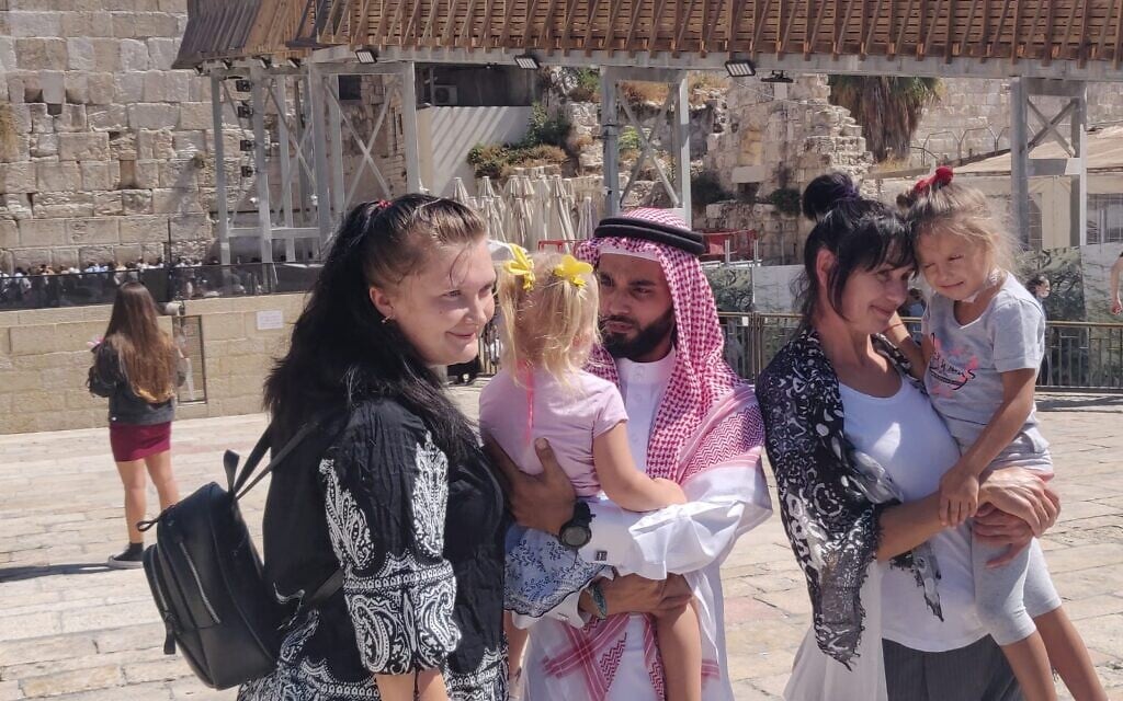 Bahraini activist Mohammed Al Shaer poses for a photo with Israelis at the Western Wall, October 6, 2021 (Sharaka)