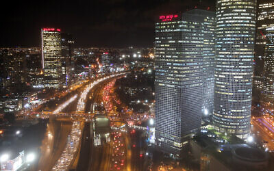View of the Ayalon Highway crossing central Tel Aviv at night, November 27, 2017. (Yossi Zamir/Flash90)