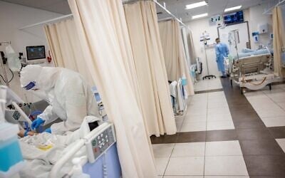 Hospital team members wear safety gear as they work in the coronavirus ward of Shaare Zedek hospital in Jerusalem on September 23, 2021. (Yonatan Sindel/Flash90)
