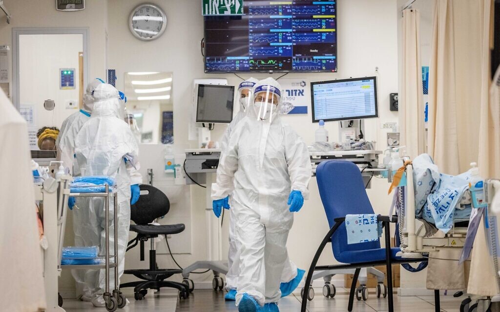 Illustrative image: Shaare Zedek hospital staff wear safety gear as they work in a coronavirus ward, in Jerusalem on September 23, 2021. (Yonatan Sindel/Flash90) Illustrative image: Shaare Zedek hospital staff wear safety gear as they work in a coronavirus ward, in Jerusalem on September 23, 2021. (Yonatan Sindel/Flash90)
