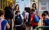 Israeli schoolchildren return to school after the Sukkot holiday, in Tel Aviv, on September 30, 2021. (Avshalom Sassoni/Flash90)