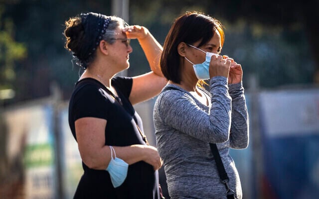 People with face masks in Jerusalem city center on October 3, 2021. (Olivier Fitoussi/Flash90) People with face masks in Jerusalem city center on October 3, 2021. (Olivier Fitoussi/Flash90)