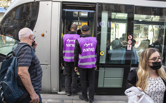 Police and light rail inspectors enforce coronavirus regulations on public transportation, on October 3, 2021, in Jerusalem. (Olivier Fitoussi/Flash90) Police and light rail inspectors enforce coronavirus regulations on public transportation, on October 3, 2021, in Jerusalem. (Olivier Fitoussi/Flash90)
