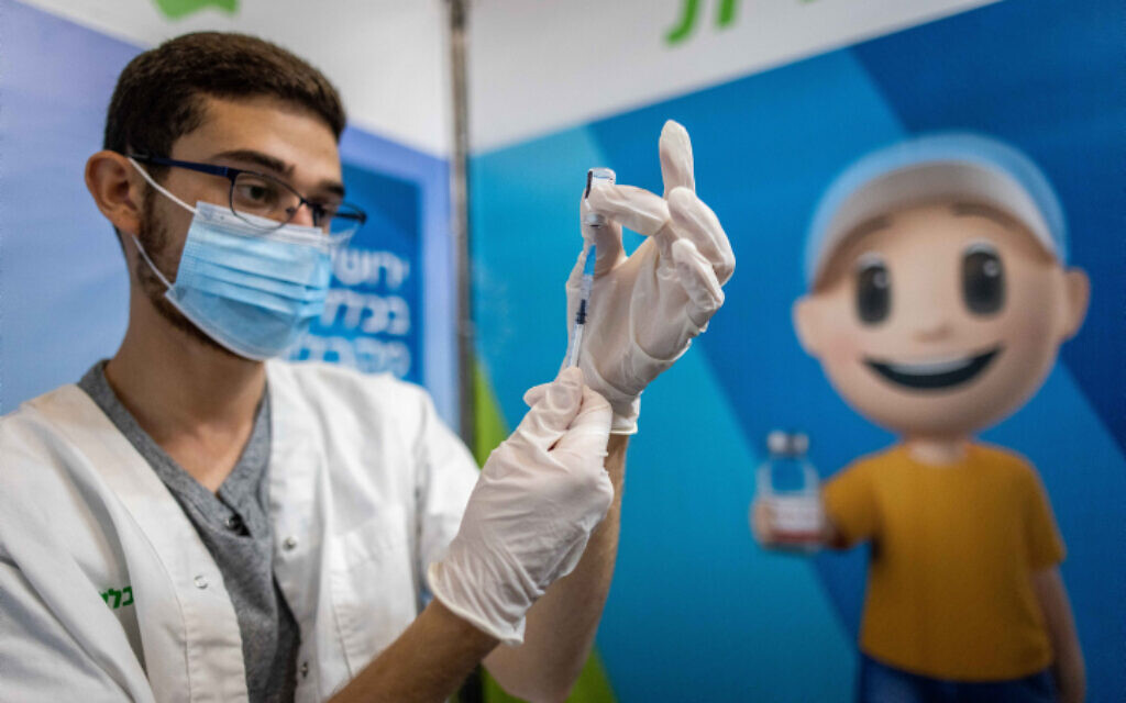 A health worker prepares a COVID-19 vaccine in Jerusalem, on October 3, 2021. (Yonatan Sindel/Flash90) A health worker prepares a COVID-19 vaccine in Jerusalem, on October 3, 2021. (Yonatan Sindel/Flash90)
