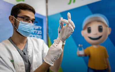 A health worker prepares a COVID-19 vaccine in Jerusalem, on October 3, 2021. (Yonatan Sindel/Flash90)