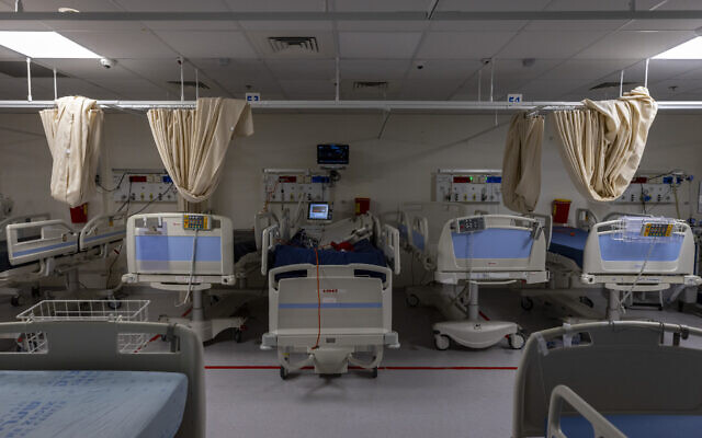Empty beds are seen in the intensive care unit at the coronavirus ward of Shaare Zedek hospital in Jerusalem on October 14, 2021. (Olivier Fitoussi/Flash90) Empty beds are seen in the intensive care unit at the coronavirus ward of Shaare Zedek hospital in Jerusalem on October 14, 2021. (Olivier Fitoussi/Flash90)