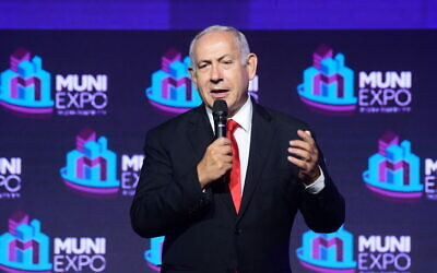 Opposition leader Benjamin Netanyahu speaks at the Muni Expo 2021 conference in Tel Aviv, on October 21, 2021 (Avshalom Sassoni/Flash90)