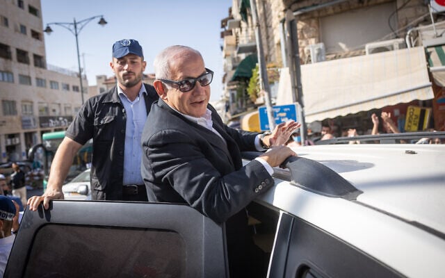 Head of opposition and Likud party MK Benjamin Netanyahu visits the Mahane Yehuda Market in Jerusalem, October 26, 2021. (Yonathan Sindel/Flash90) Head of opposition and Likud party MK Benjamin Netanyahu visits the Mahane Yehuda Market in Jerusalem, October 26, 2021. (Yonathan Sindel/Flash90)