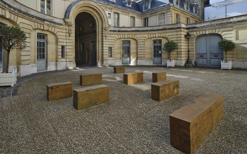 Edmund de Waal, petrichor, installation view, Musée Nissim de Camondo, 2021 © MAD, Paris (Photo: Christophe Dellière
Courtesy of the artist and MAD, Paris)