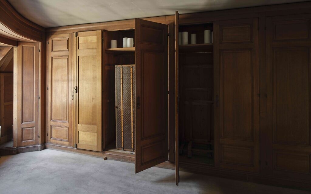 Edmund de Waal, one equal music, I, installation view, Musée Nissim de Camondo, 2021 © MAD, Paris
(Photo: Christophe Dellière
Courtesy of the artist and MAD, Paris)