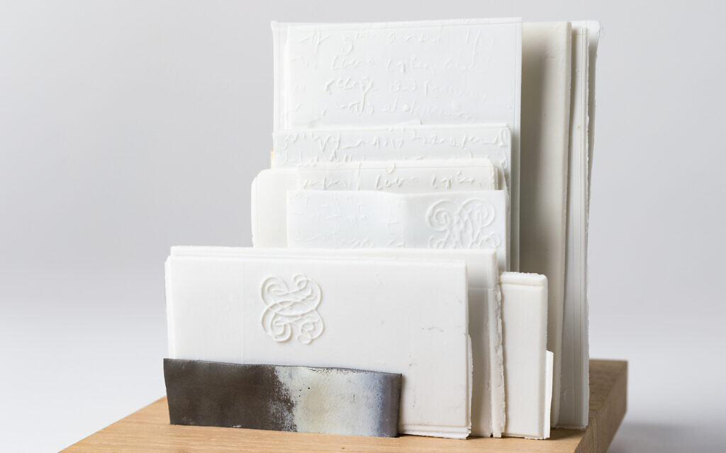 Edmund de Waal, Lettres à Camondo, I, 2021. Porcelain, gold, oak, liquid
china clay, steel and lead (© Edmund de Waal. Courtesy of the artist.
Photo: Alzbeta Jaresova)