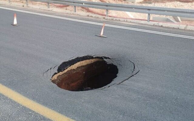 A sinkhole is seen on Route 200 between the central cities of Lod and Ramle, on October 7, 2021. (Israel Police) A sinkhole is seen on Route 200 between the central cities of Lod and Ramle, on October 7, 2021. (Israel Police)